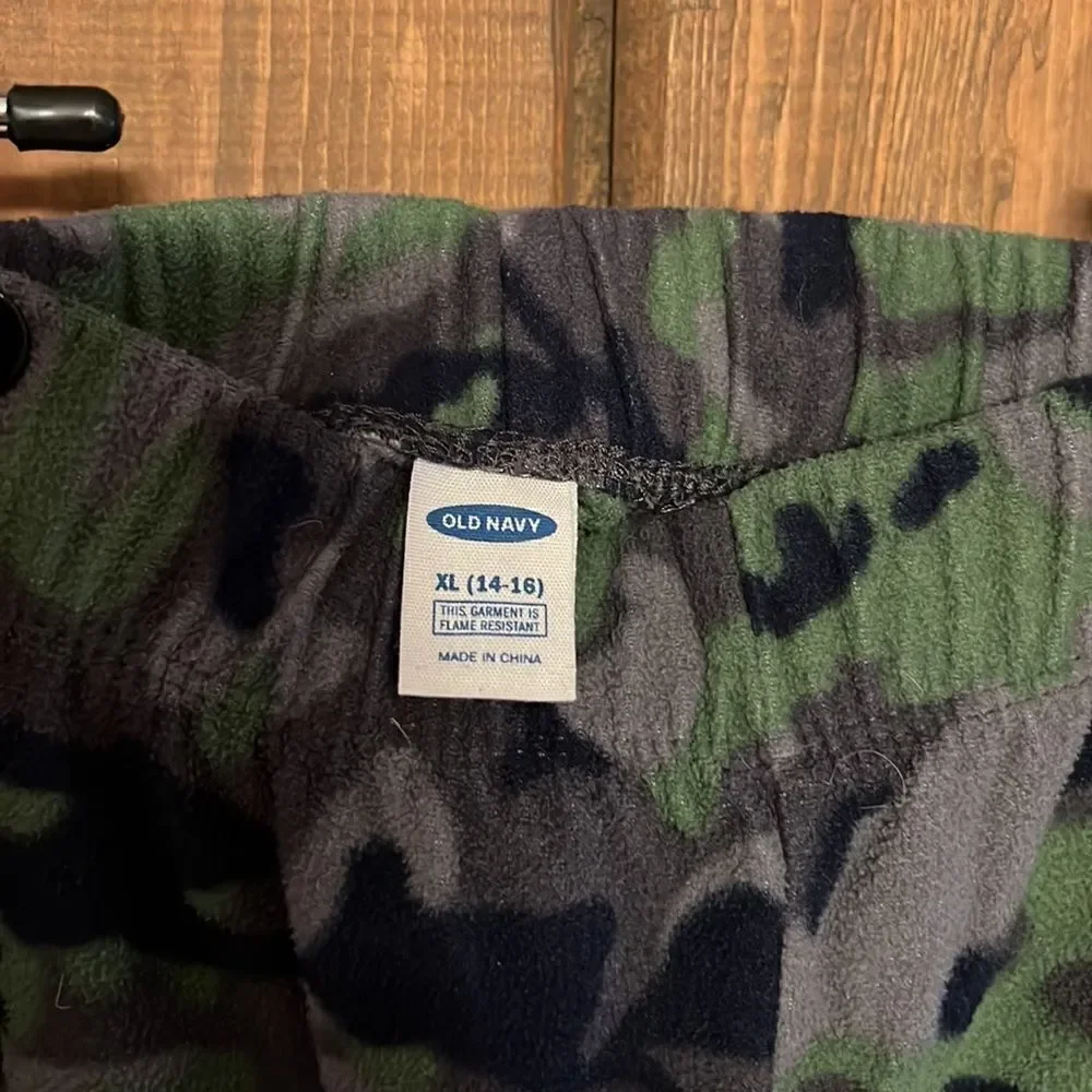 Youth boys size 14-16 Camouflage boys pajama set.